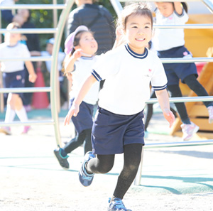 元気に遊び祈る子 イメージ写真